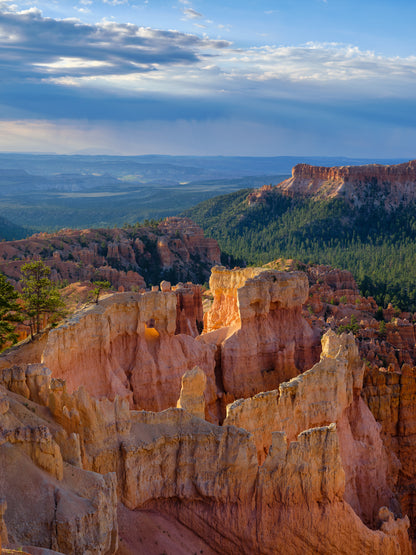 United States of America, Utah, Bryce Canyon National Park. Hoodoos dominate the landscape of the  Bryce Amphitheater in the Bryce Canyon National Park